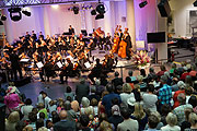 Das Jugendorchester des Bayerischen Staatsorchesters ATTACCA eröffnete den Kulturabend um 20 Uhr in der Kundenhalle mit Werken von Ludwig van Beethoven und Giuseppe Verdi. (©Foto: Martin Schmitz)